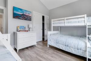 2 Be Fair في أوك آيلاند: غرفة نوم بيضاء مع سرير بطابقين وخزانة بيضاء