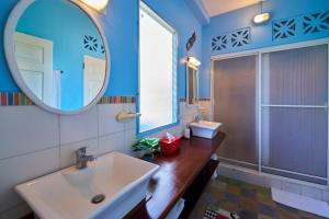 a bathroom with a sink and a mirror at Casa Congo - Rayo Verde - Restaurante in Portobelo