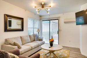 Vacation Rental Near Las Vegas Strip With Pool! tesisinde bir oturma alanı