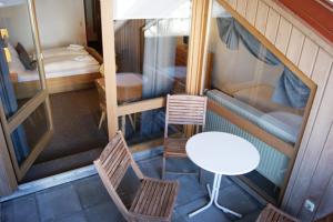 - une chambre avec deux chaises, une table et un lit dans l'établissement Gasthof zum Hirsch, 