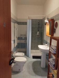 een badkamer met 2 wastafels, een toilet en een douche bij Centro e porto in Livorno
