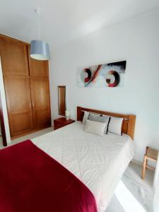 ナザレにあるCasa das Ondas Nazaréのベッドルーム(赤い毛布付きの白い大型ベッド1台付)