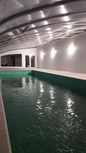 una piscina con agua verde en una habitación en Apart Casa De Playa Premium en Necochea