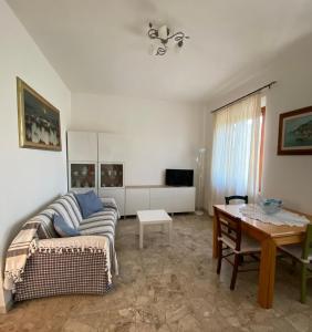 sala de estar con sofá y mesa en Villa Antonia en Marina di Campo