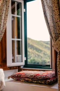 una finestra con un cuscino di fronte di A Saboeira - Turismo Rural a Belver
