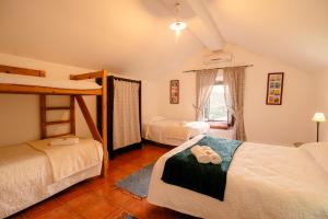 A Saboeira - Turismo Rural في Belver: غرفة نوم بسريرين بطابقين وسلم