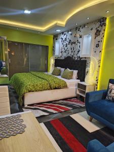 um quarto com uma cama grande e um sofá em Casalos Hotel & Spa em Huancayo
