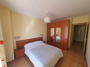 Posteľ alebo postele v izbe v ubytovaní Apartamentos Sierra Nevada Park