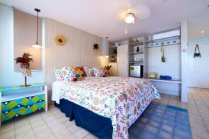 a bedroom with a bed with a colorful bedspread at Casa Congo - Rayo Verde - Restaurante in Portobelo