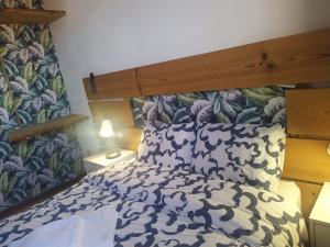 a bedroom with a bed with a blue and white bedspread at Porto Grand Sasimi House in Porto
