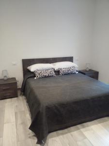 Un dormitorio con una cama grande con dos almohadas. en Home332, en La Spezia