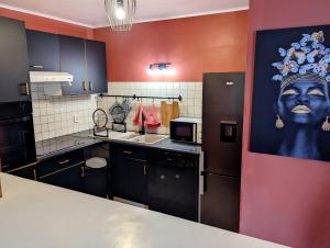 Zdjęcie z galerii obiektu L'evasion, Cergy, Downtown, 6 pers, 2 min RER A, 2 places de parking privatives, Netflix et BeinSports w mieście Cergy