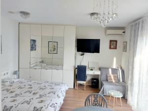 una camera con letto, scrivania e sedia di Kula Park Studio a Spalato (Split)