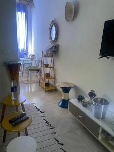 un salon rempli de nombreuses tables et chaises dans l'établissement Appartement num3 Carthage byrsa, à Douar ech Chott