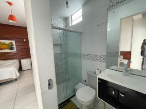uma casa de banho com um WC e um lavatório em Solcity Hostel em Salvador