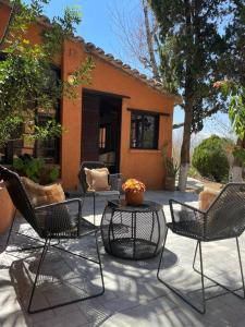 un patio con sillas y una mesa frente a una casa en Casa del Campo en Oaxaca de Juárez