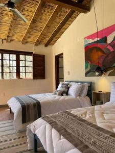 1 dormitorio con 2 camas y un cuadro en la pared en Casa del Campo en Oaxaca de Juárez