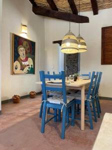 comedor con mesa y sillas azules en Casa del Campo en Oaxaca de Juárez