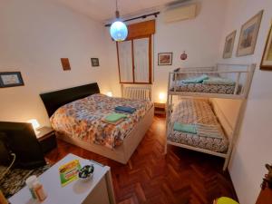 Habitación pequeña con 2 camas y escritorio. en Casa di Igor, en Casemurate