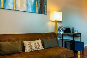 a living room with a couch and a lamp at B&B il Duca d'Amalfi in Salerno