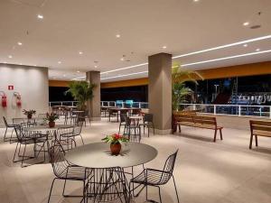 奧林匹亞的住宿－Enjoy Solar das Águas Park Resort，一间带桌椅和长椅的餐厅