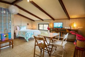 een slaapkamer met een bed en een tafel en stoelen bij Casa Congo - Rayo Verde - Restaurante in Portobelo