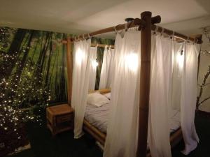 Posteľ alebo postele v izbe v ubytovaní Le Jardin d'Eden -Appartement de charme avec Sauna, Hammam, spa