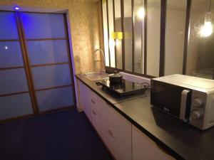 Kuchyňa alebo kuchynka v ubytovaní Le Jardin d'Eden -Appartement de charme avec Sauna, Hammam, spa