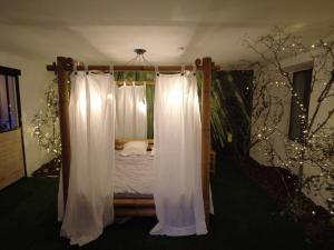 Posteľ alebo postele v izbe v ubytovaní Le Jardin d'Eden -Appartement de charme avec Sauna, Hammam, spa