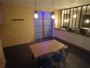 Kuchyňa alebo kuchynka v ubytovaní Le Jardin d'Eden -Appartement de charme avec Sauna, Hammam, spa