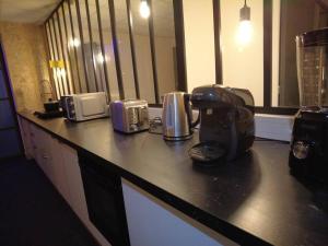 Príslušenstvo na prípravu kávy alebo čaju v ubytovaní Le Jardin d'Eden -Appartement de charme avec Sauna, Hammam, spa