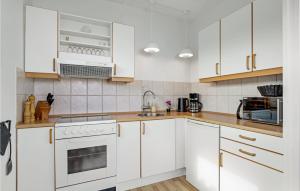 Kuchyň nebo kuchyňský kout v ubytování 2 Bedroom Nice Apartment In Allinge