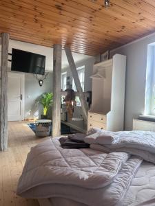 a bedroom with a large bed with a wooden ceiling at Allenberghütte Schoningen in Uslar