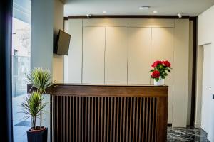 eine Lobby mit einer Trennwand mit Blumen darauf in der Unterkunft Sonio Boutique Hotel in Mamaia