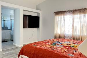 Mickelyn House- 5 bedroom 3 Bath 5 minutes to Speedway 18 min to Strip