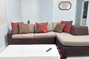 Mickelyn House- 5 bedroom 3 Bath 5 minutes to Speedway 18 min to Strip