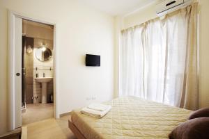 - une chambre avec un lit et une salle de bains pourvue d'un lavabo dans l'établissement Affittacamere Nansen, à Rome