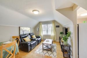 Χώρος καθιστικού στο Beech Grove Vacation Rental with Private Yard