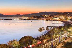 widok na plażę z palmami i miasto w obiekcie 2 Room Terraced Apartment Cannes Centre w Cannes