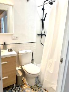 a bathroom with a toilet and a shower curtain at Guest house Croqueta Espinardo in Espinardo