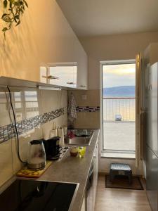 Kuchyň nebo kuchyňský kout v ubytování Apartment Sun&Sea, Senj, prvi red do mora
