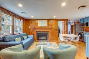 Posezení v ubytování Yarmouth Vacation Rental with Deck Near Swan Pond!