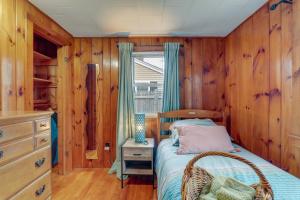 Postel nebo postele na pokoji v ubytování Yarmouth Vacation Rental with Deck Near Swan Pond!