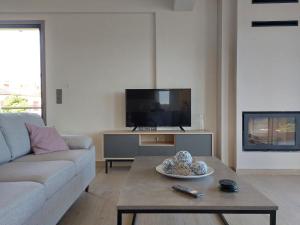 een woonkamer met een bank en een salontafel bij Endless View Apartment in Nafplio
