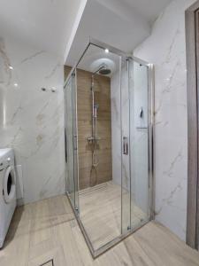 een douche met een glazen deur in de badkamer bij Endless View Apartment in Nafplio