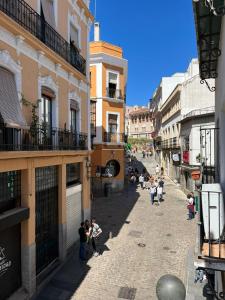 - une vue sur une rue où les gens marchent le long d'une rue dans l'établissement Zibá Córdoba Only Families, à Cordoue