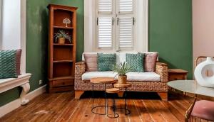 Ruang duduk di Atelier Skalo Boutique Hotel