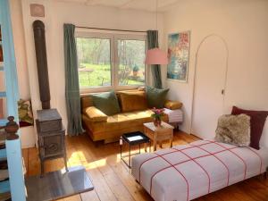 a living room with a couch and a stove at Kleine Kunstremise mit Holzofen Burg Freienfels in Weinbach