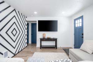 een woonkamer met een flatscreen-tv aan de muur bij Beautiful Remodeled Home 3 BD 1 BTH w Hot Tub in Spokane Valley