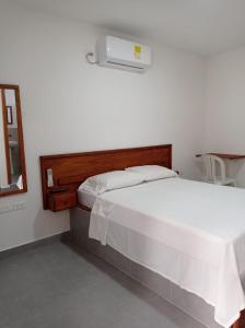 Postel nebo postele na pokoji v ubytování HOTEL SAN ADOLFO